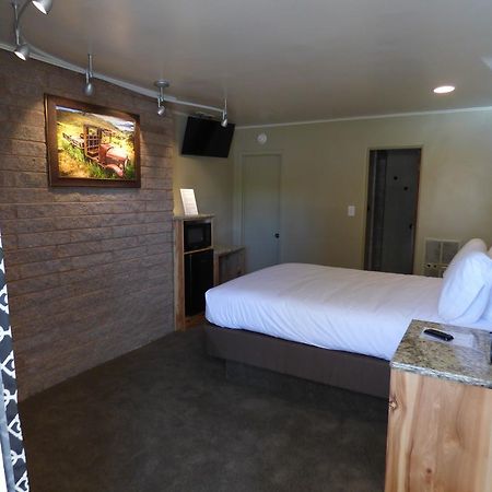 Canyon Lodge Motelパンギッ​​チ エクステリア 写真