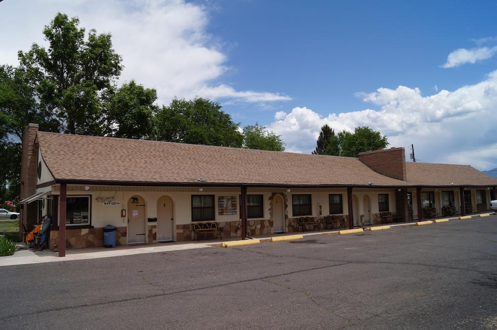 Canyon Lodge Motelパンギッ​​チ エクステリア 写真