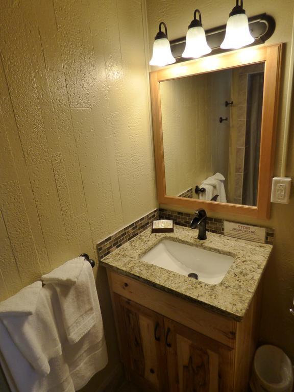 Canyon Lodge Motelパンギッ​​チ エクステリア 写真
