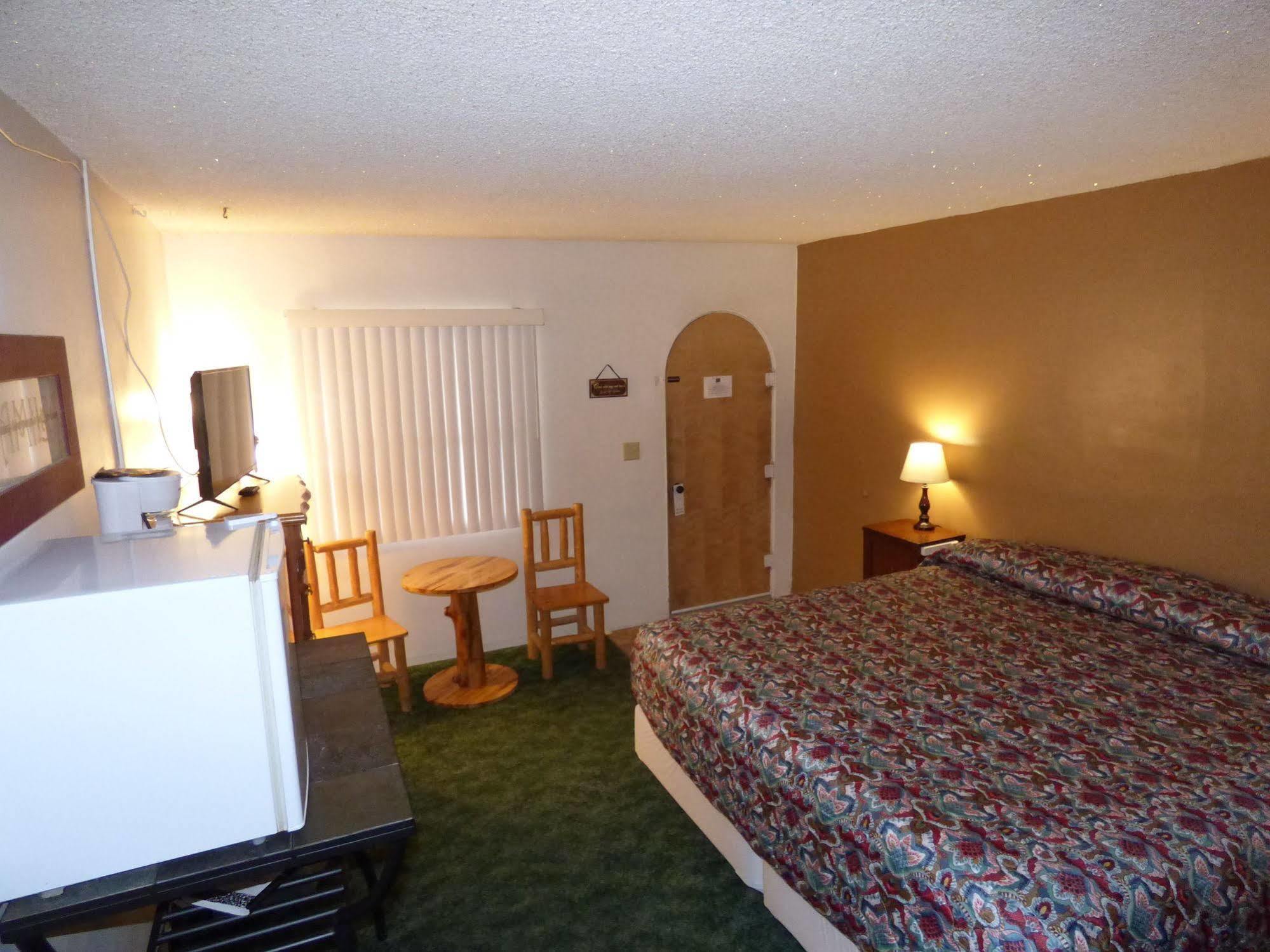 Canyon Lodge Motelパンギッ​​チ エクステリア 写真