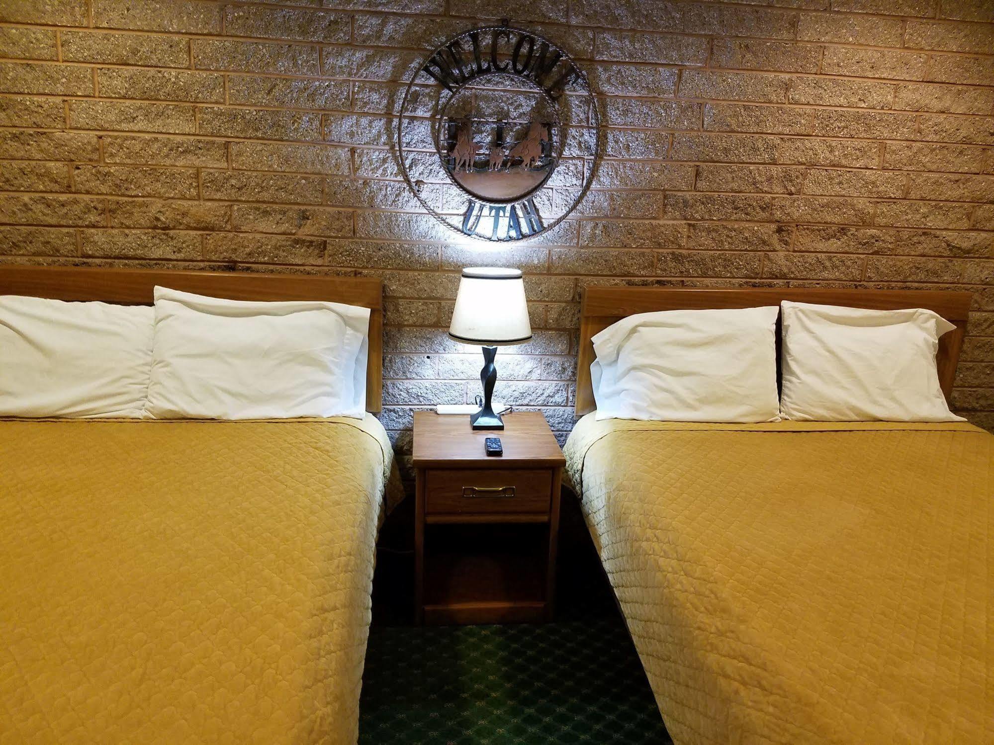 Canyon Lodge Motelパンギッ​​チ エクステリア 写真